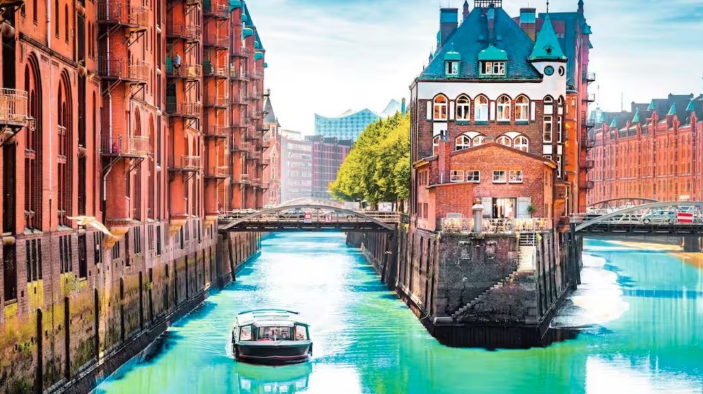 Hamburg canals & tour boat